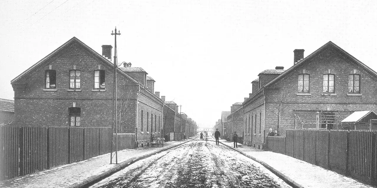 Alte Straße in Eisenheim, Oberhausen, mit Ziegelhäusern und Kopfsteinpflaster.