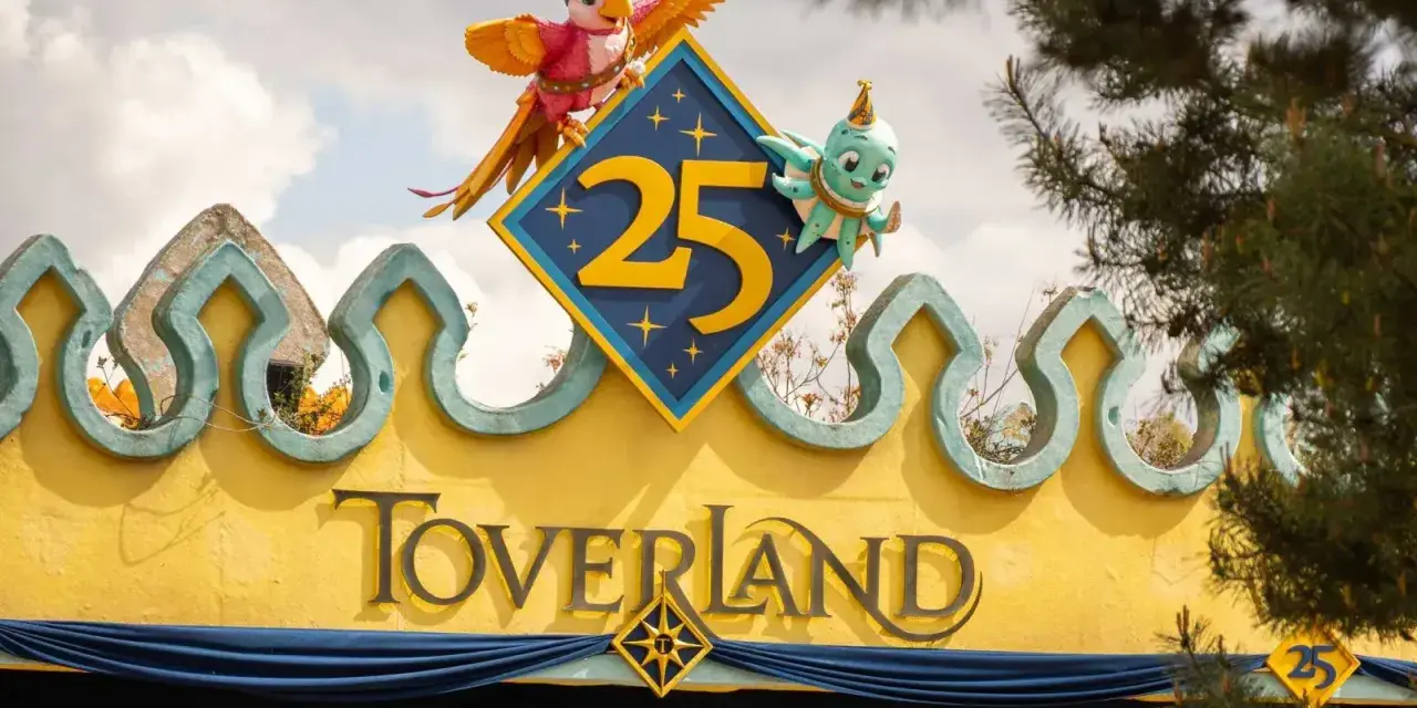 Bunte Figuren feiern 25 Jahre Toverland Freizeitpark. Ein Papagei und ein Oktopus zieren das Jubiläumslogo über dem Eingang.