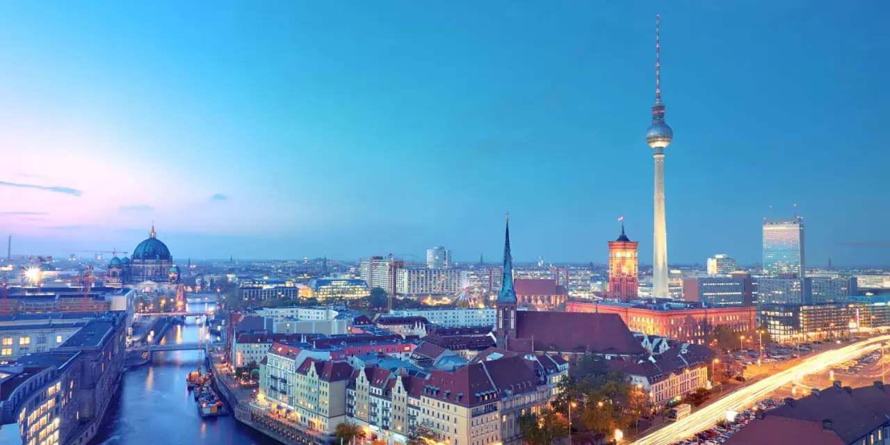 Berlin bei Nacht: Fernsehturm, Dom und Spreeufer – so viel kann man in Berlin machen!