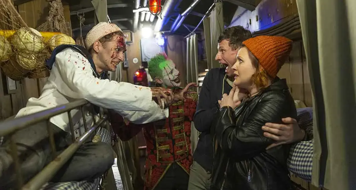 Schrecken in der Bavaria Filmstadt: Ein blutverschmierter Seemann und ein Clown erschrecken ein Paar. Ein gruseliges Halloween-Erlebnis.