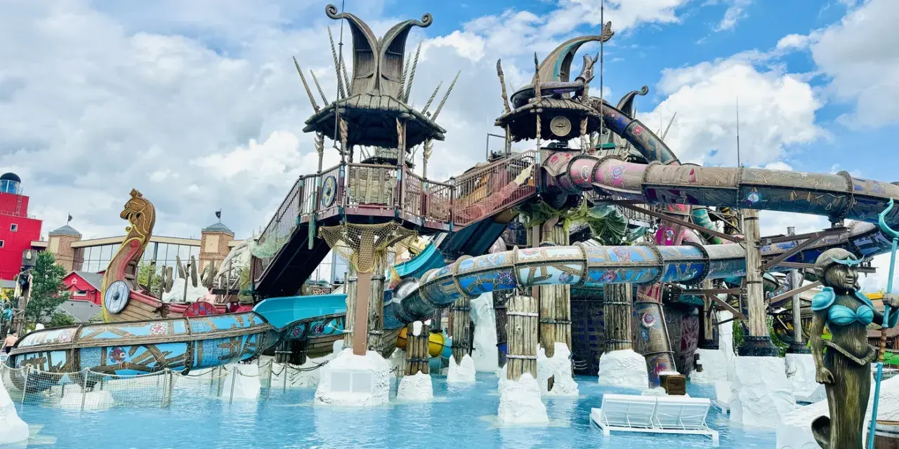 Der Rulantica Wasserpark mit Wikingerschiff-Rutsche und Meerjungfrauen-Statue. Ein Abenteuer für die ganze Familie!