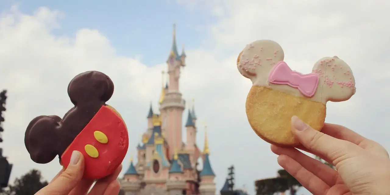 Mickey- und Minnie-Kekse vor dem Schloss. So lecker, was kann man im Disneyland Paris machen!