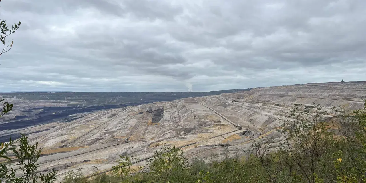 Blick vom Aussichtspunkt Tagebau Hambach auf die riesige Braunkohlegrube mit ihren Terrassen und Förderbändern.