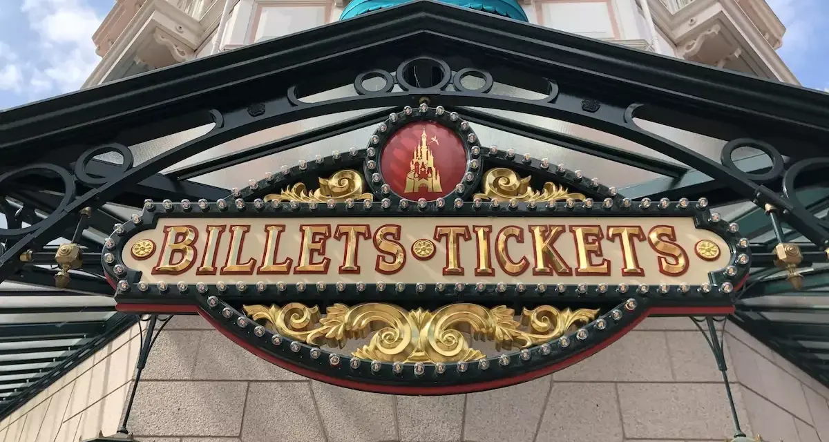 Hier können Sie Disneyland Paris Tickets vor Ort kaufen. Das Schild "Billets-Tickets" mit dem Schloss-Symbol weist den Weg.