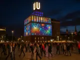 Feuerwerk-Projektion auf einem Gebäude während der Nacht der Museen Dortmund. Menschenmassen beleben den Platz.