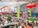 Buntes Treiben im Nickelodeon Park Deutschland mit Achterbahnen, Fahrgeschäften und vielen Besuchern.