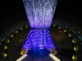 Im Gasometer Oberhausen erstrahlt eine Projektion aus tausenden Lichtpunkten, die wie ein Sternenhimmel oder ein Wasserfall wirken.