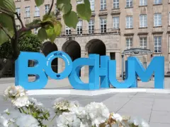 Große blaue Buchstaben formen "BOCHUM" vor einem Gebäude. Hier gibt es viele kostenlose Veranstaltungen in Bochum zu entdecken!
