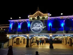Disneyland Paris im Winter, festlich beleuchtet mit der Zahl 25 und einer Fee.