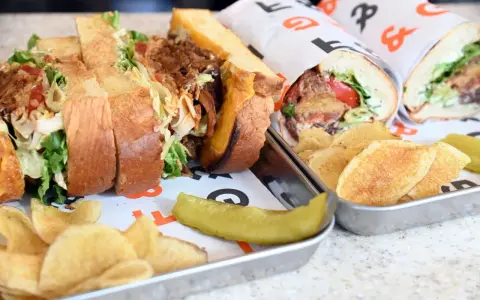 Saftige Sandwiches mit **feinripp**-Brot, knackigem Salat und **gold**-braunen Chips. Ein Genuss für Augen und Gaumen.
