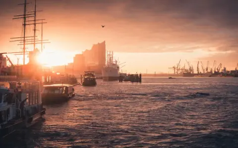 Sonnenuntergang im Hamburger Hafen. Schiffe, Kräne und die Elbphilharmonie – so viel kann man in Hamburg machen!