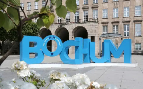 Große blaue Buchstaben formen "BOCHUM" vor einem Gebäude. Hier gibt es viele kostenlose Veranstaltungen in Bochum zu entdecken!