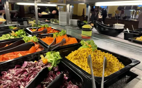 Vielfalt am Center Parcs Buffet: Salat, Mais & mehr. Informiere dich über die Center Parcs Buffet Preise für deinen nächsten Urlaub.