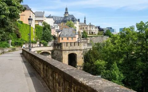 Spaziergang auf dem Chemin de la Corniche in Luxemburg. Hier kann man die Altstadt, Festungsanlagen und moderne Gebäude bestaunen.