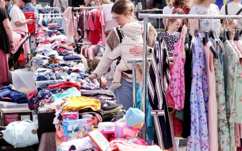 Buntes Treiben auf dem Flohmarkt am 1. Mai. Kinderkleidung, Spielzeug und viel Trödel laden zum Stöbern ein.