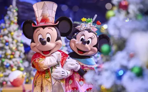 Mickey und Minnie in festlichen Outfits vor Weihnachtsbäumen im Disneyland. Ein magisches Weihnachtserlebnis!