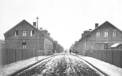 Alte Straße in Eisenheim, Oberhausen, mit Ziegelhäusern und Kopfsteinpflaster.