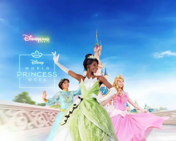 Drei Disney Prinzessinnen, Tiana, Jasmine und Aurora, tanzen vor dem Schloss in Disneyland Paris.