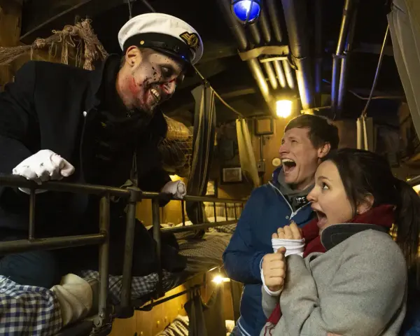 Gruselige Begegnung auf der Bavaria Filmstadt Spooky Tour. Ein Schauspieler mit blutigem Gesicht erschreckt ein Paar.