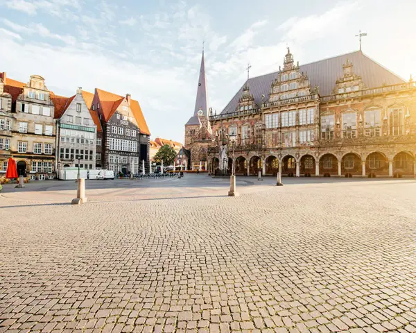 Bremen Marktplatz mit Rathaus & St. Petri Dom. Hier kann man in Bremen viel entdecken, z.B. die historische Architektur.