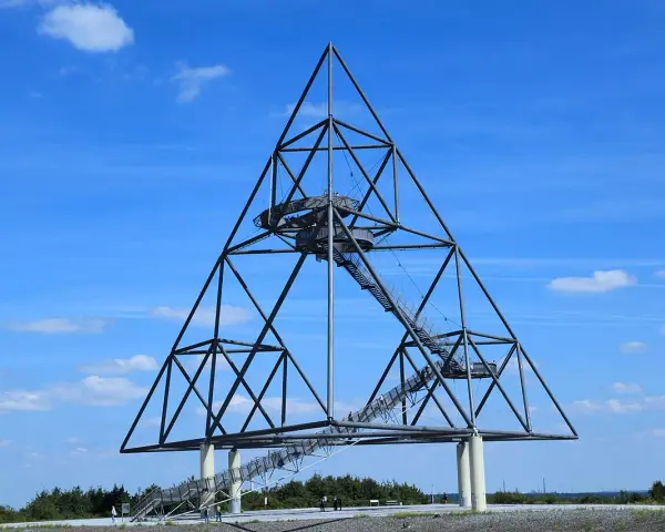 Der Tetraeder Bottrop mit seinen begehbaren Treppen ragt in den blauen Himmel.