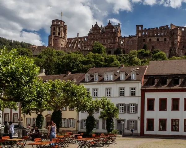 Heidelberger Schloss thront über malerischen Häusern. Ein perfekter Ort, um zu entspannen und zu überlegen, was to do in Heidelberg.