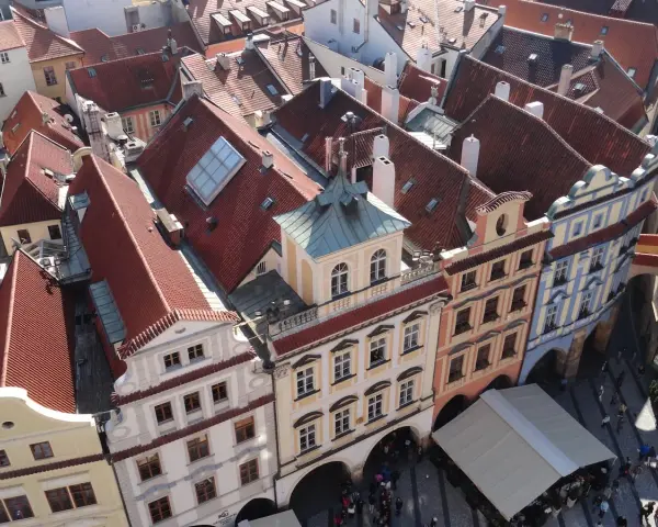 Blick über rote Dächer und bunte Fassaden in Prag. Ein Highlight der Stadt.