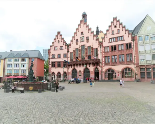 Der Römerberg in Frankfurt, ein lebhafter markt, mit historischen Gebäuden und Menschen, die die Atmosphäre genießen.