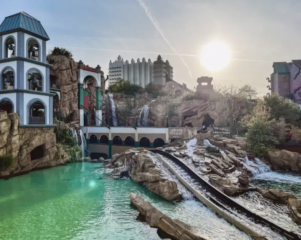 Wasserbahn im Phantasialand mit Glockenturm und Felsenlandschaft. Tolle Phantasialand Tipps für einen unvergesslichen Tag!