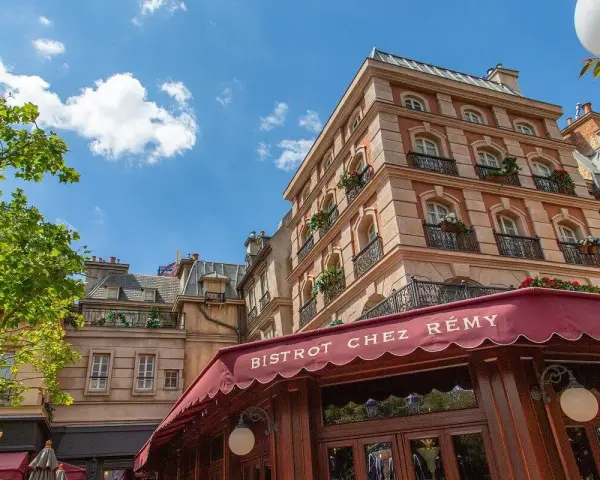 Bistrot Chez Rémy, ein Ratatouille Restaurant in Paris, mit typisch französischen Gebäuden und einem roten Vordach.