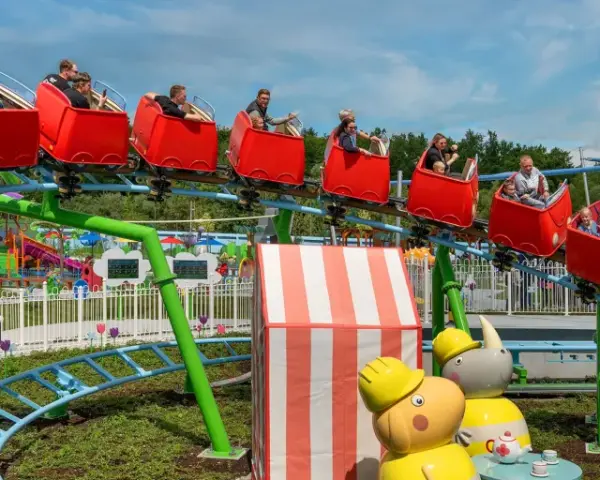 Familien genießen eine Fahrt auf der Achterbahn im Legoland Peppa Pig Land.