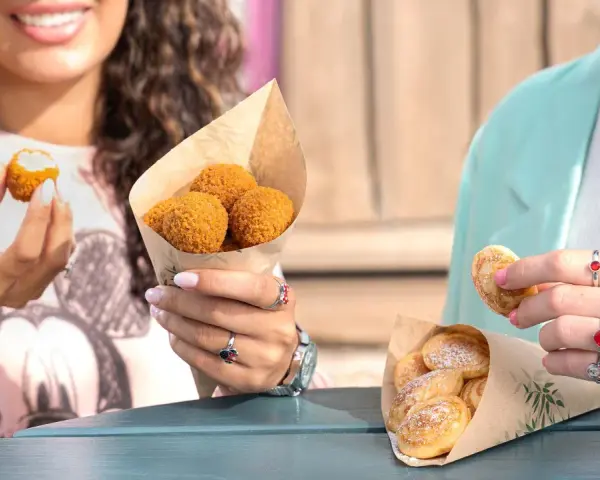 Disneyland Paris Snacks: Knusprige Kroketten und süße Poffertjes für einen magischen Tag.