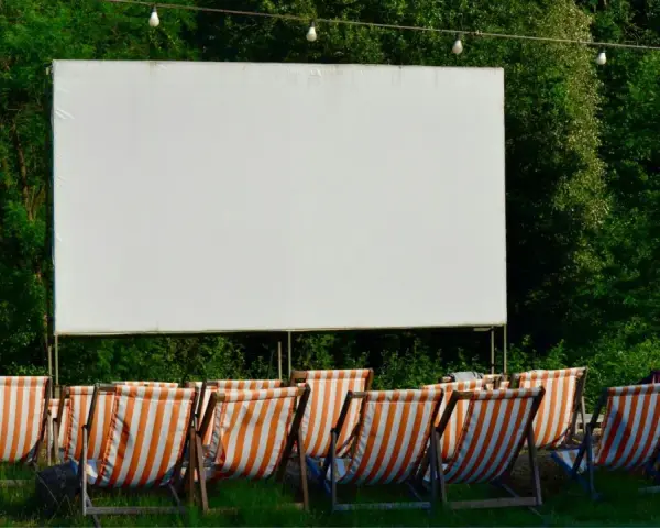 Leere Liegestühle warten auf Besucher vor einer Leinwand im **Open Air Kino Ruhrgebiet**.