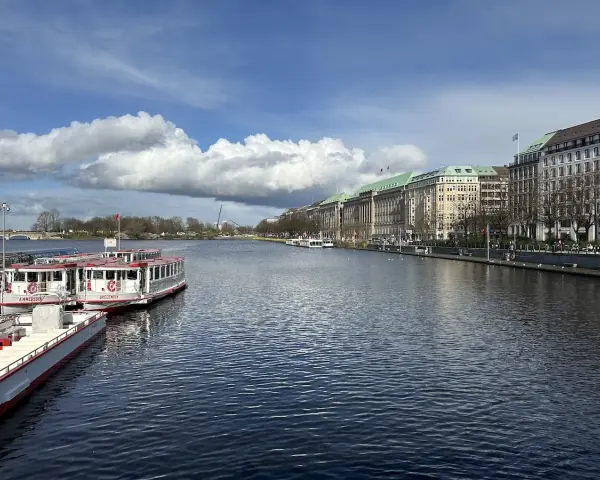 Hamburgs Alster mit Booten und prächtigen Gebäuden – ein Muss, was man in Hamburg gesehen haben muss.