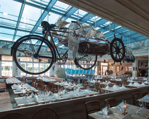Einzigartiges Ambiente im Bell Rock Restaurant. Die Speisekarte wartet in einem Raum mit Deckeninstallationen, die an Schiffe und Fahrräder erinnern.