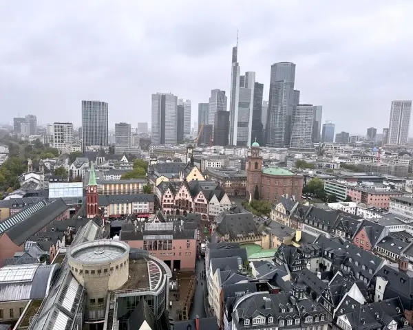 Blick über Frankfurt: Historische Fachwerkhäuser treffen auf moderne Wolkenkratzer. Hier sieht man, was man in Frankfurt machen kann: Kultur, Geschichte und Zukunft vereint.