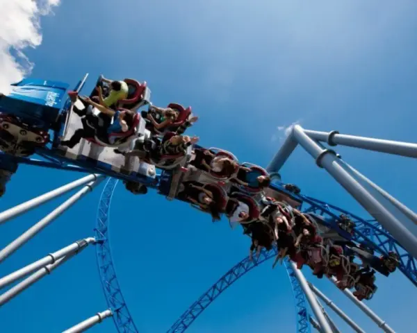 Achtung, Achterbahn! Besucher im Europa-Park erleben einen neuen Rekordtag. Die Blue Fire Megacoaster-Bahn rast mit vielen begeisterten Gästen durch die Lüfte.
