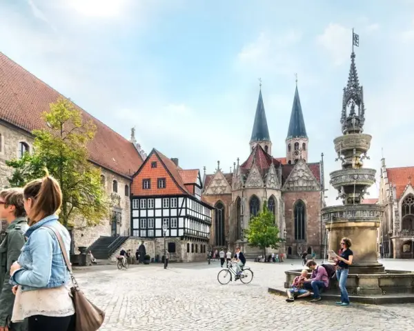 Bummel über den historischen Platz in Braunschweig mit Dom und Brunnen. Hier kann man viel entdecken, was man in Braunschweig machen kann.