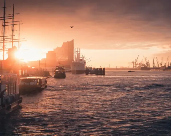 Sonnenuntergang im Hamburger Hafen. Schiffe, Kräne und die Elbphilharmonie – so viel kann man in Hamburg machen!