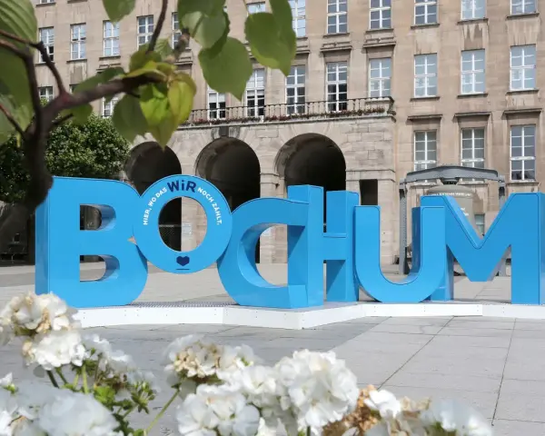 Große blaue Buchstaben formen "BOCHUM" vor einem Gebäude. Hier gibt es viele kostenlose Veranstaltungen in Bochum zu entdecken!