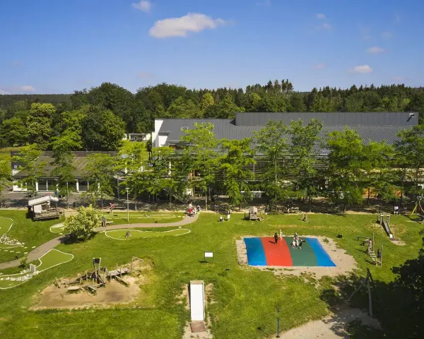 Der neuer Center Parcs Schwarzwald bietet Spaß für die ganze Familie: Minigolf, Spielplatz und bunte Hüpfkissen.