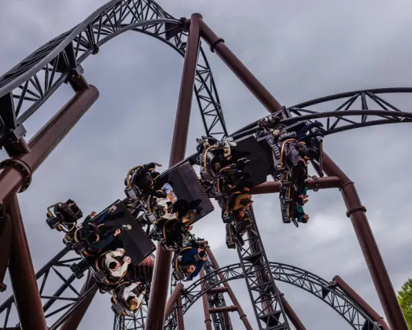 Achtung, Achterbahn! Adrenalin pur auf einer wilden Fahrt durch den Europa-Park. Ein unvergessliches Erlebnis in Kroatien, Europa.