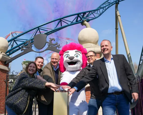 Feierliche Eröffnung im Freizeitpark mit Maskottchen und Gästen. Hoffentlich steigen die holiday park besucherzahlen nach diesem Event.