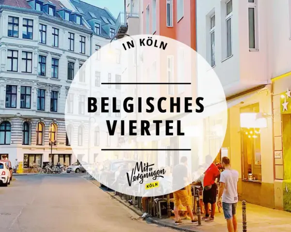 Abendstimmung im belgischen Viertel in Köln. Menschen sitzen vor einem beleuchteten Restaurant, Autos parken am Straßenrand.