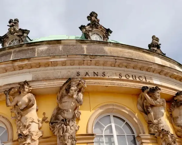 Sanssouci Palast in Potsdam: Was kann man in Potsdam machen? Statuen und Architektur bestaunen.