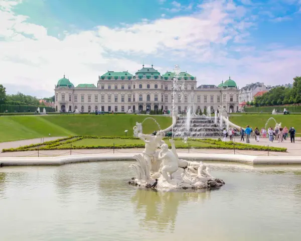 Barockschloss Belvedere mit Wasserspielen und Skulpturen. Ein Muss, was man in Wien gesehen haben muss, um die Pracht der Stadt zu erleben.