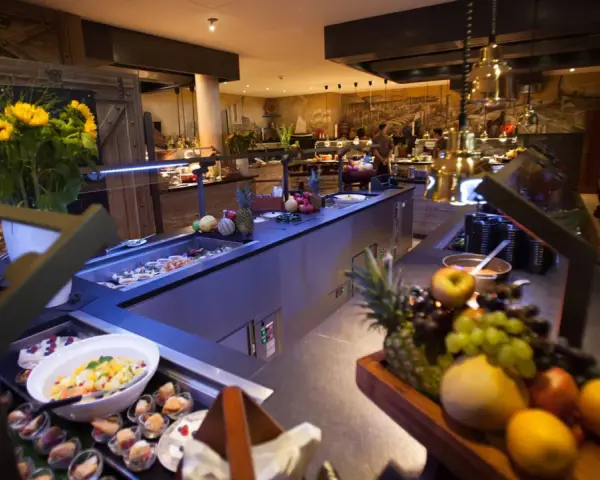 Ein üppiger Bell Rock Buffet-Tisch mit frischem Obst, Salaten und Desserts, dekoriert mit Sonnenblumen.
