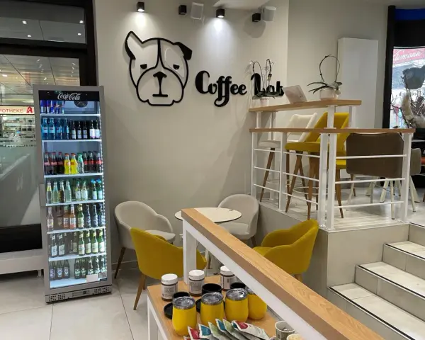Gemütliche Sitzgelegenheiten und ein Kühlschrank voller Getränke im Copenhagen Coffee Lab.