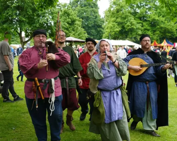 Musiker mit Dudelsack und Laute beleben die Waltrop Veranstaltungen. Mittelalterliche Gewänder und fröhliche Klänge ziehen die Besucher in ihren Bann.