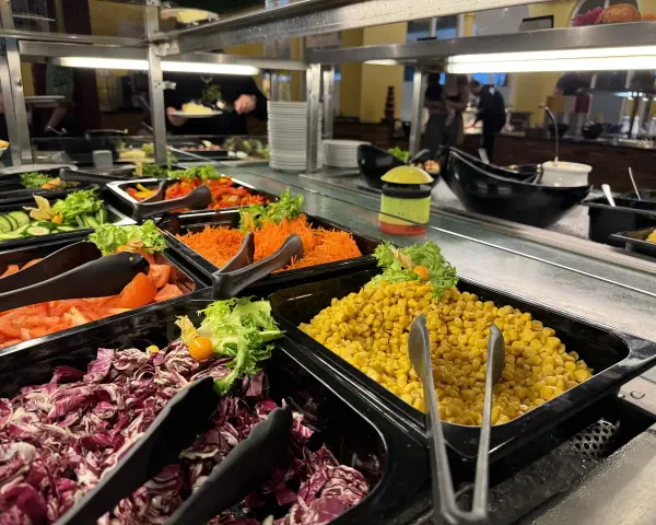 Vielfalt am Center Parcs Buffet: Salat, Mais & mehr. Informiere dich über die Center Parcs Buffet Preise für deinen nächsten Urlaub.